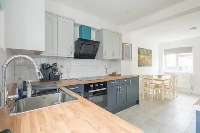Image de Beautiful Family Home With Garden - Near River Cam