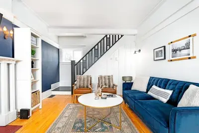 Image de Riverdale. Sleeps 5. 5 Min to Dt. 2 Bd 1 Bath.