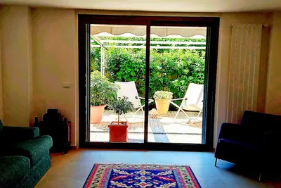 Image de A stone's throw from the sea! Apartment with private courtyard and parking space.