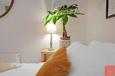 Cheerful Stays: Spacious main door flat in Leith