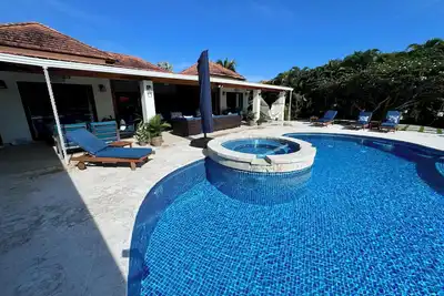 Image de Villa Solara 6 -Luxury 6 Bedroom Villa w Pool, Jacuzzi - Golf & Lake View