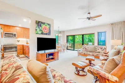 Image de Beachfront condo with amazing pool, grill, large lanai, & children's items