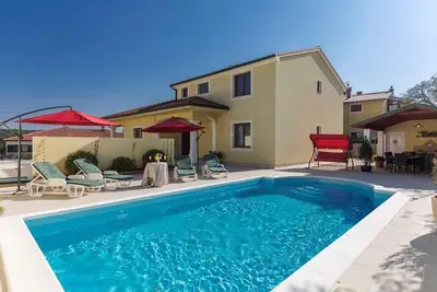 Image de Villa avec piscine et terrasse
