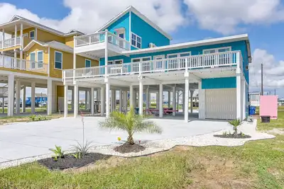 Image de 1 Mi to Ocean: Colorful Freeport Beach Rental!