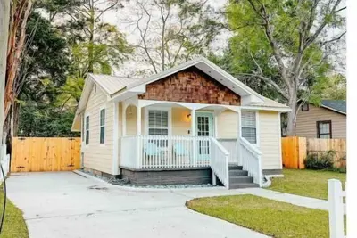 Image de Historic & Charming City Cottage!