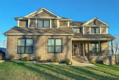 Image de ⚓ Anchor Down ⚓ Spacious lakefront home on Lake Cumberland - W/ Private Slip!