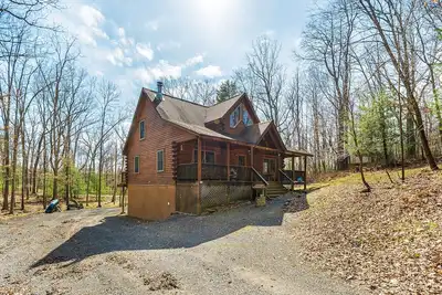 Image de Crazy Idea | Wooded Views, Fire Pit, & Air Hockey