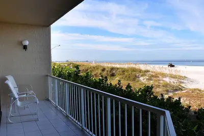 Image de The Villas A-2 - Premium 2 Bedroom 2 Bath Oceanfront Condo