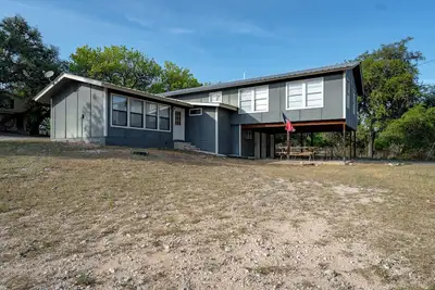 Image de Vacation Home walking distance to the Frio