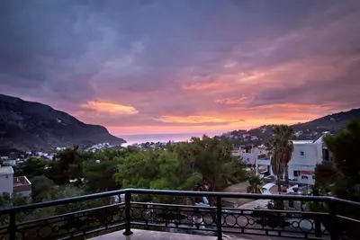 Image de For families & friend groups close to beaches &climbing sectors. Great location!