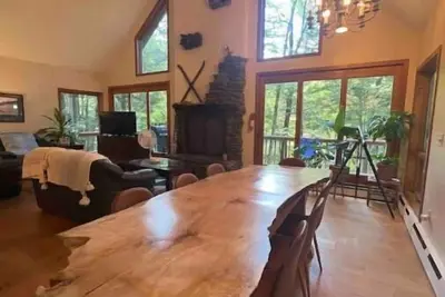 Image de Large house with fireplace, hot tub