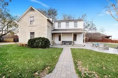 Image de Modern 5-Bed Farmhouse at Bill Snyder Family Stadium
