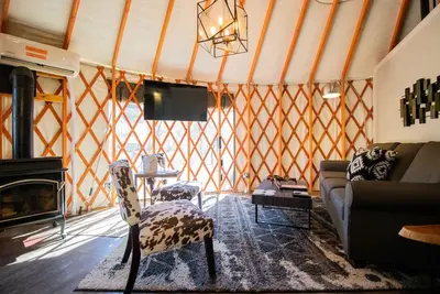 Image de Luxury Glamping Yurt Resort Between National Parks with desert mountain views, close to hiking trails, slot canyons, off-roading and more!
