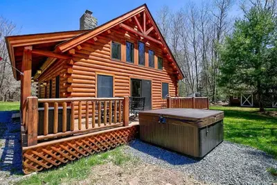 Image de Cozy Log Cabin w/ Hot Tub | 10 Min to Hunter Mtn
