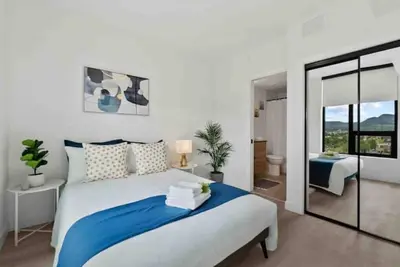 Image de New Downtown Kelowna Condo! Steps To Waterfront!