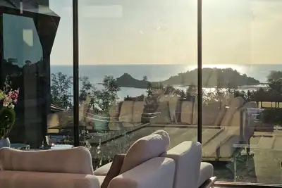 Image de Luxury private 3 Ultra-King Br, with staff, villa sea view 10min walk to beach