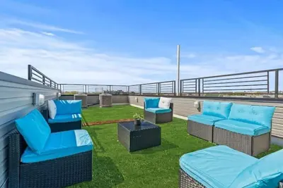 Image de Philly Skyline View Home w/ Hot Tub & Games