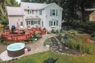 Image de Cheerful Garden Oasis