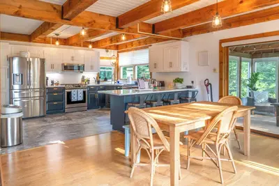 Image de Home 2 Mi to Mashpee Commons! Pool & Screened Deck