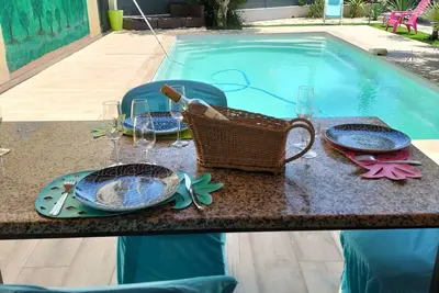 Image de belle villa quartier calme avec piscine