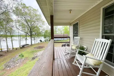 Image de Lake Front, Sunrise, Dock, Kayaks + Game Room