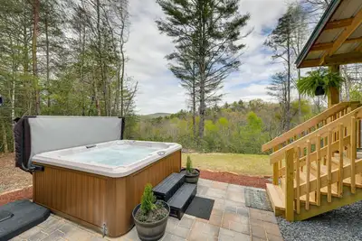 Image de Scenic Murphy Cabin w/ Hot Tub, Fire Pit & Views