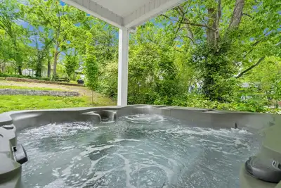 Image de Short Walk to Downtown Branson & Branson Landing with Private Hot Tub & Free Tickets