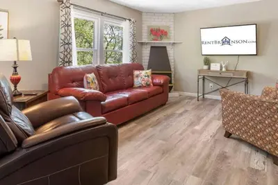 Image de Historic Downtown Bungalow Near Branson Landing with Private Hot Tub & Free Tickets