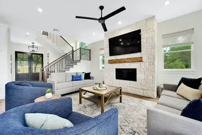 Image de Lakeshore Splendor- Lakefront + Dock!