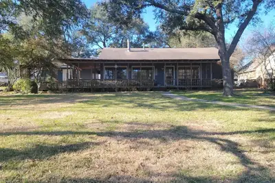 Image de Beautiful House On The Water!
