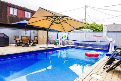 Image de Private heated pool in back & Sandy beach in front