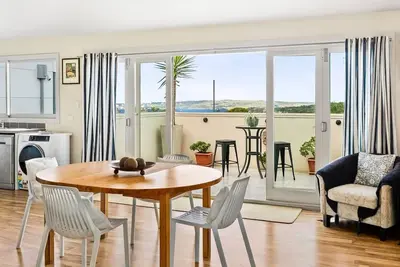 Image de Mosman - Mus14 - Muston Street - Furnished 2br + Study with Beach Views Balcony Near Balmoral and Mosman Village