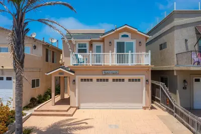 Image de Coastal Haven w/ Large Rooftop Deck & Beach Access 🏖️