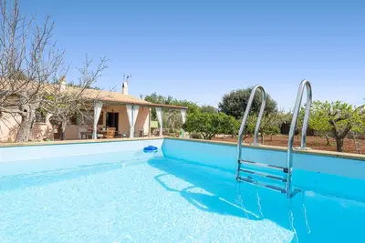 Sa Caseta (BÚGER) - Cosy house with elevated swimming pool and free WiFI.