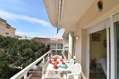 Image de Charmant appartement à Roses, Costa Brava! Idéal pour 6 personnes, à 150 m de la plage. Equipé de climatisation et terrasse privée.