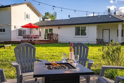 Image de Modern home, Dog Agility Run, Game Room, Fire Pit & New Playground