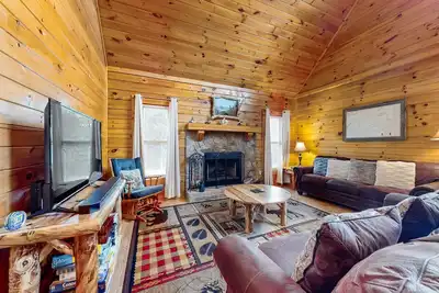 Image de Forest-view cabin with pool, hot tub, fireplace, deck, & free attraction tickets