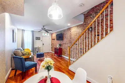 Federal Hill Townhome with Rooftop Deck, Dog-Friendly - Walk to Promenade