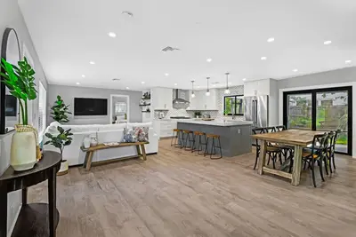 Image de Sleek home near beaches, shops, & dining, with private pool & high-end kitchen