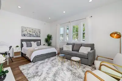 Image de Luxe Culver City Bungalow!