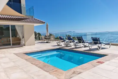 Image de Harbour Views - 2 Bedroom House with large veranda and Private Pool