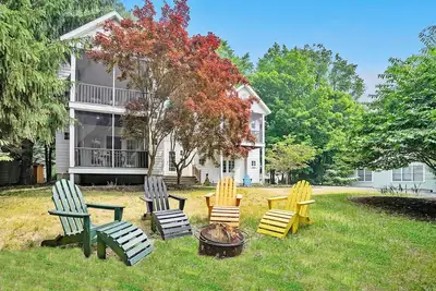 Image de Beach Glass: Hot Tub, Screen Porches, Walk to Lake Michigan Beach, Pet Friendly