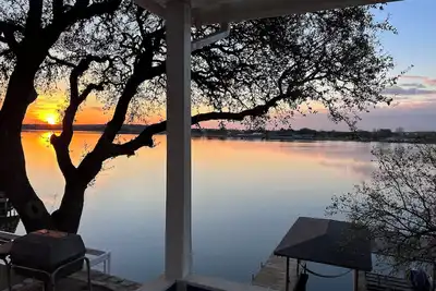 Image de Lake Granbury Cottage, Just steps from the historic square!