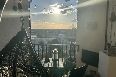 Image de Bright & Airy apartment on Richmond Hill, with sunset views