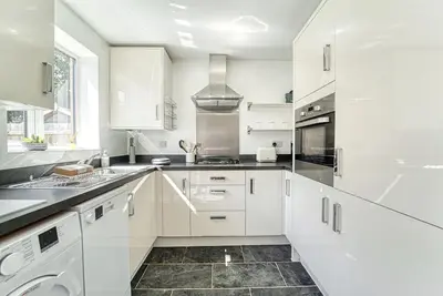 Image de 3 Bedroom Home with Parking in Worcester