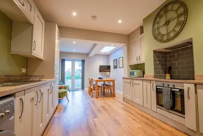 Image de 2 Bedroom, Modern Worcester Home