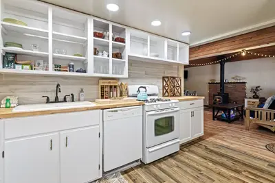 Image de Cozy and comfortable pet friendly cabin with plenty of rustic charm!