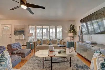 Image de Chic 4 Br Home - minutes to Angel Stadium. 2000 sq ft + Central Ac + Grass Yard