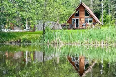 Image de Perch - Waterfront A-Frame 2br Cabin w/ Hot Tub and Stylish Design