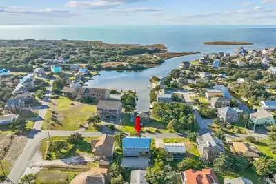 Image de Soundside Dog Friendly Home w/ Hot Tub, Game Room, Tiki Bar, Screened Porch